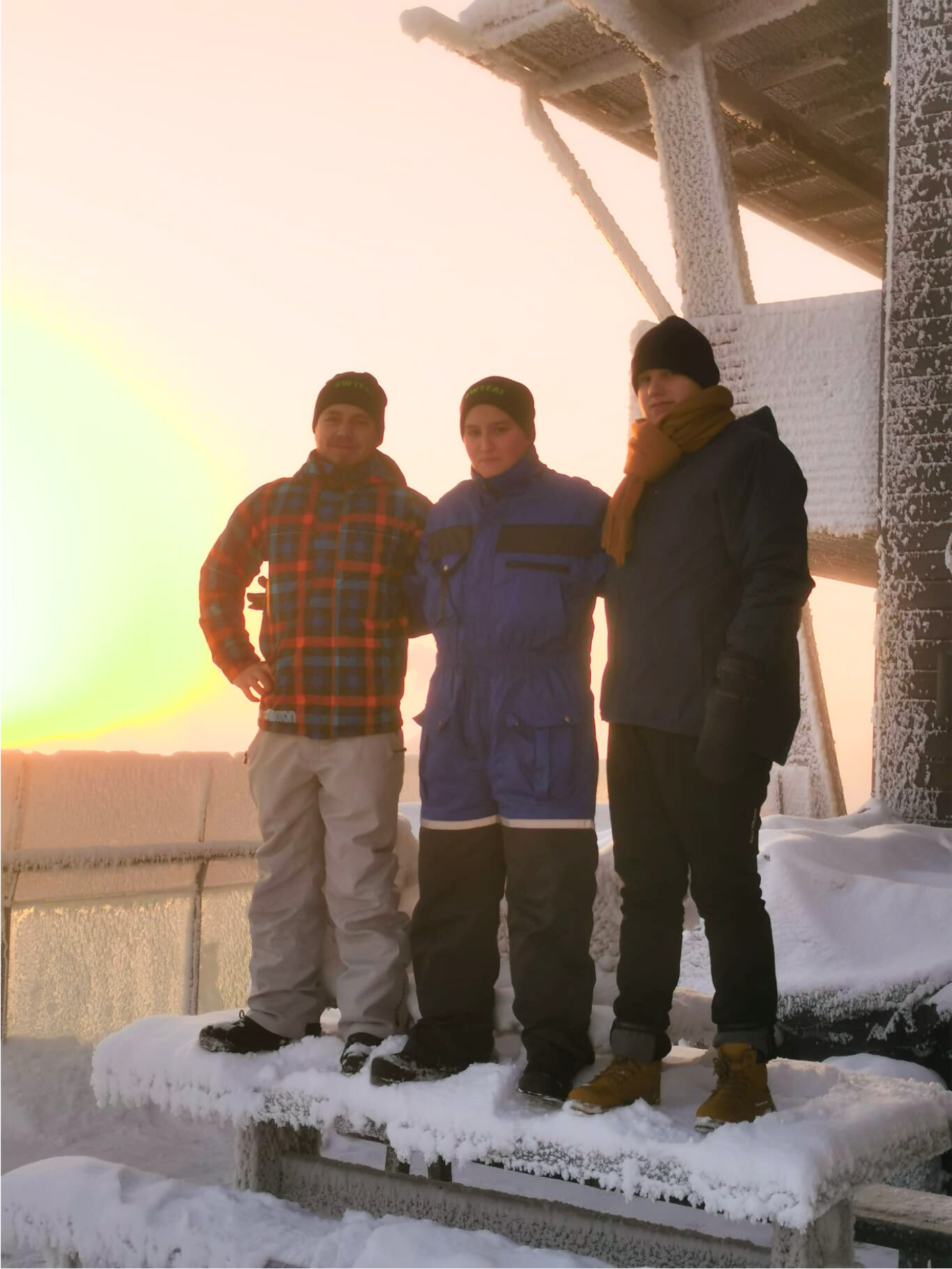 kolme henkilöä talvisissa maisemissa pohjois-Suomessa