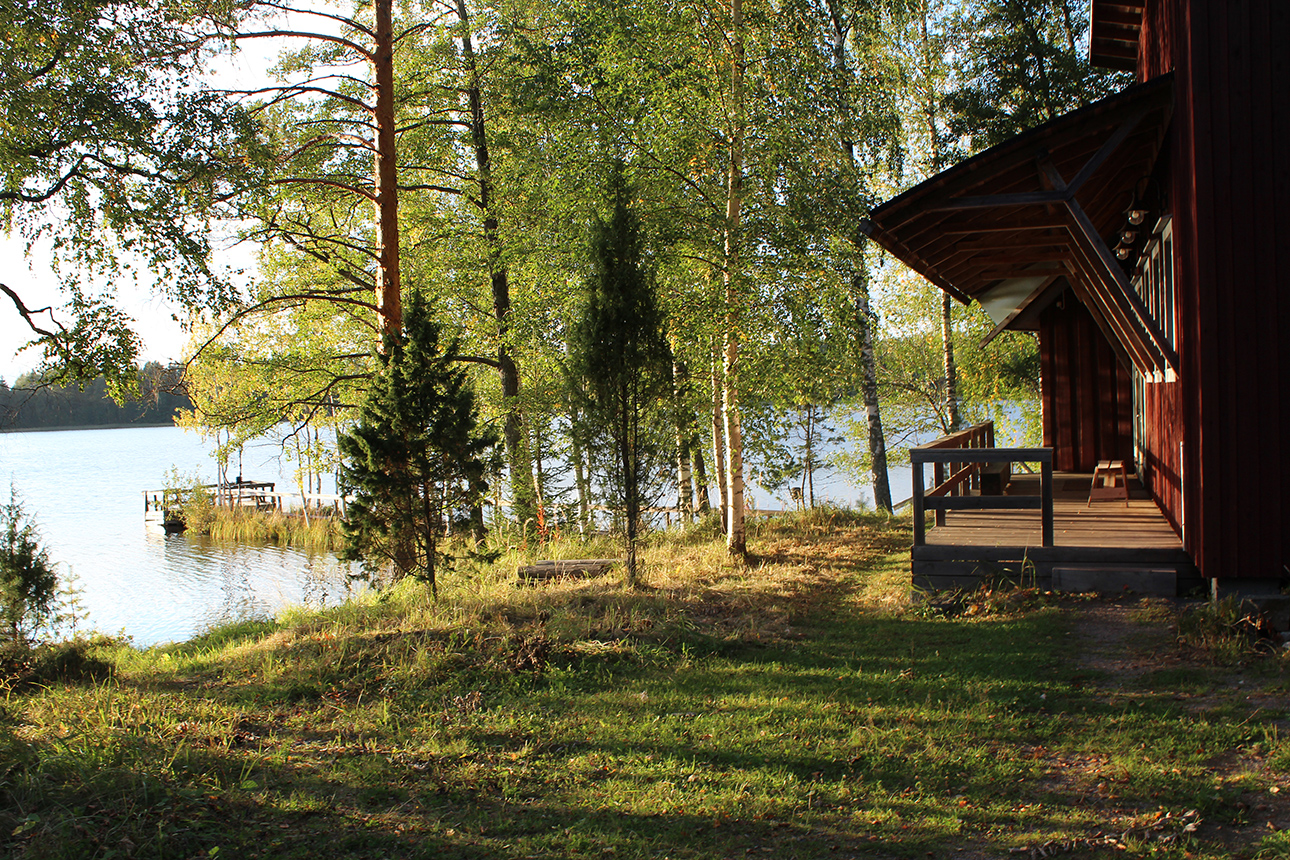 Honkasauna ja sen edessä oleva ranta